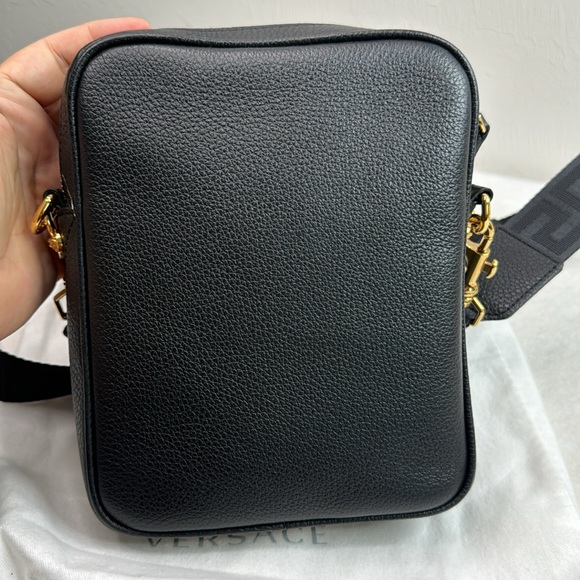 VERSACE NEW BLACK GOLD PEBBLE LEATHER MEDUSA UNISEX SHOULDER / CROSSBODY BAG - Picture 4 of 16